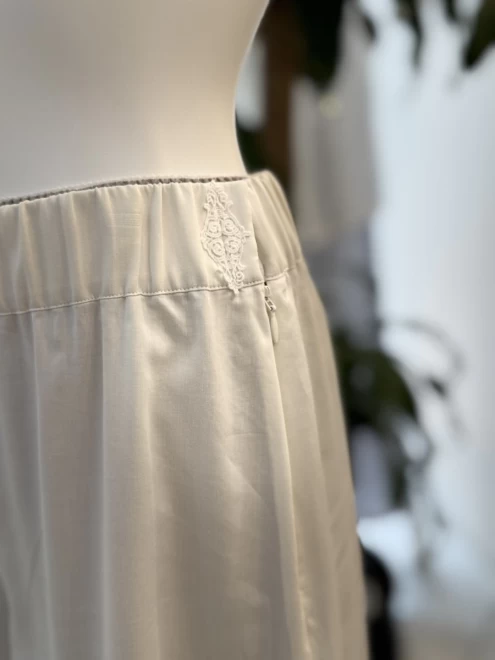 さえら ヒスクローネ レギンス パンツ サエラ さえら【ヒスクローネ】ラインが美しいスカートのようなパンツ